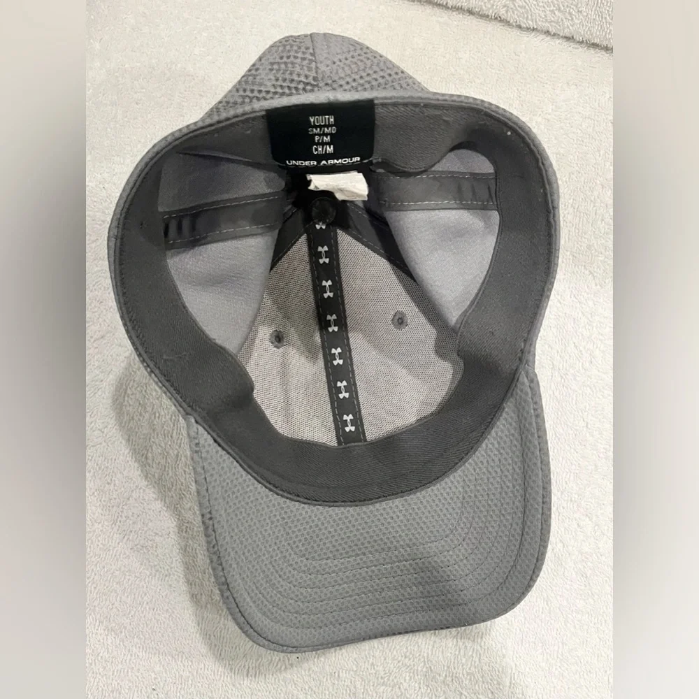 Under armor boys youth small medium cap gray
